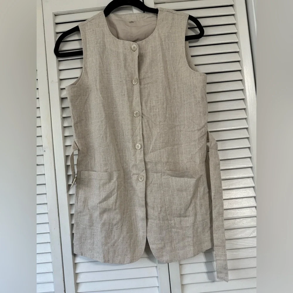 Button-Down Vest with Pockets - Picture 2 of 6